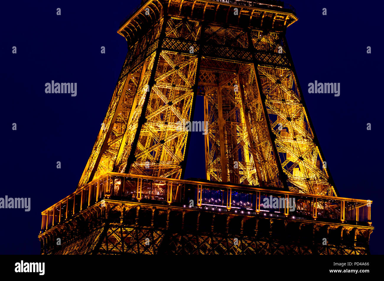 In der Nähe von Eiffelturm bei Nacht - Paris, Frankreich Stockfoto