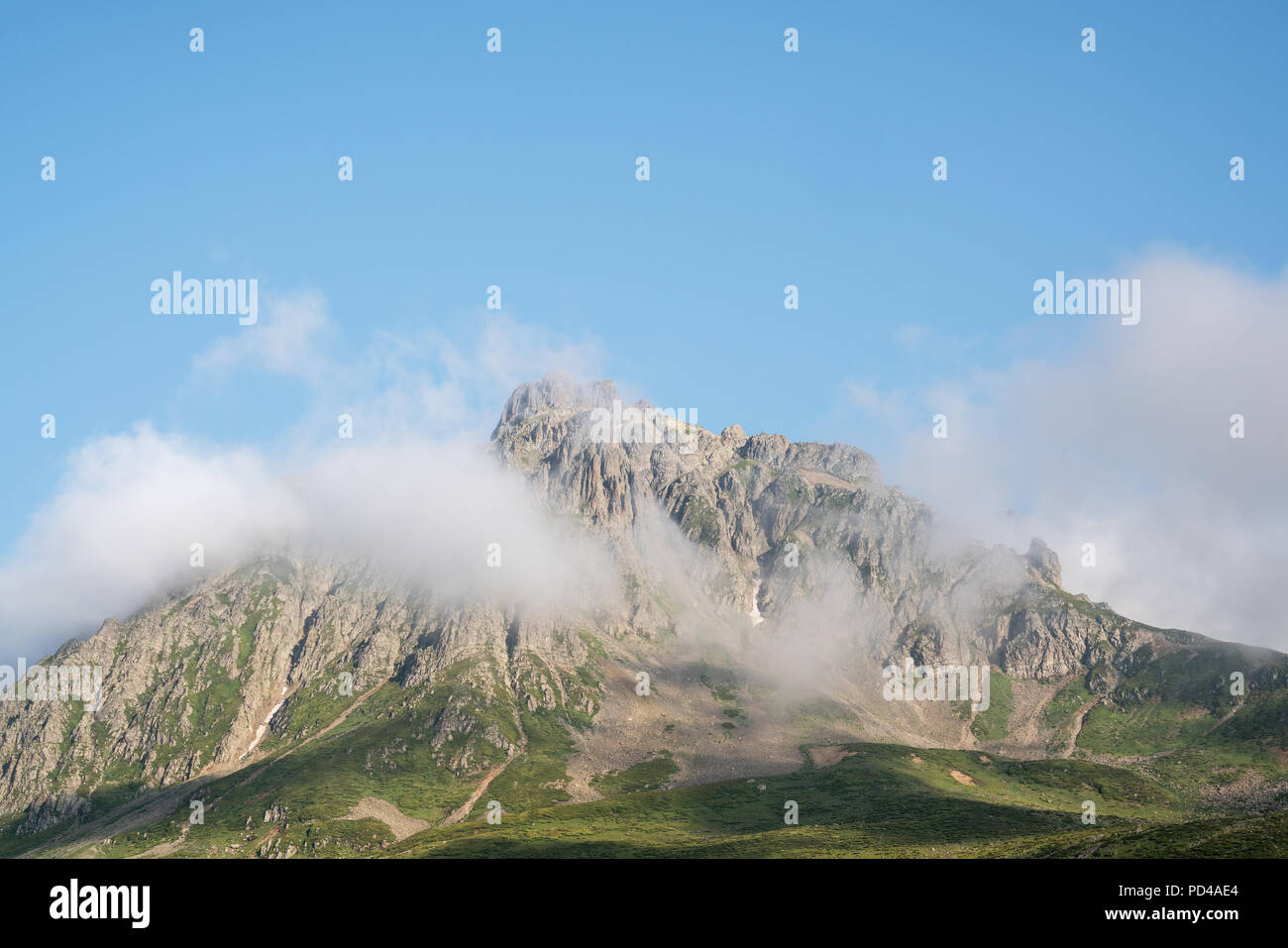 Hohe Big Mountain und Wiesen im kackar Berge. . Schönen blauen Himmel, Gräser und Wolken Stockfoto