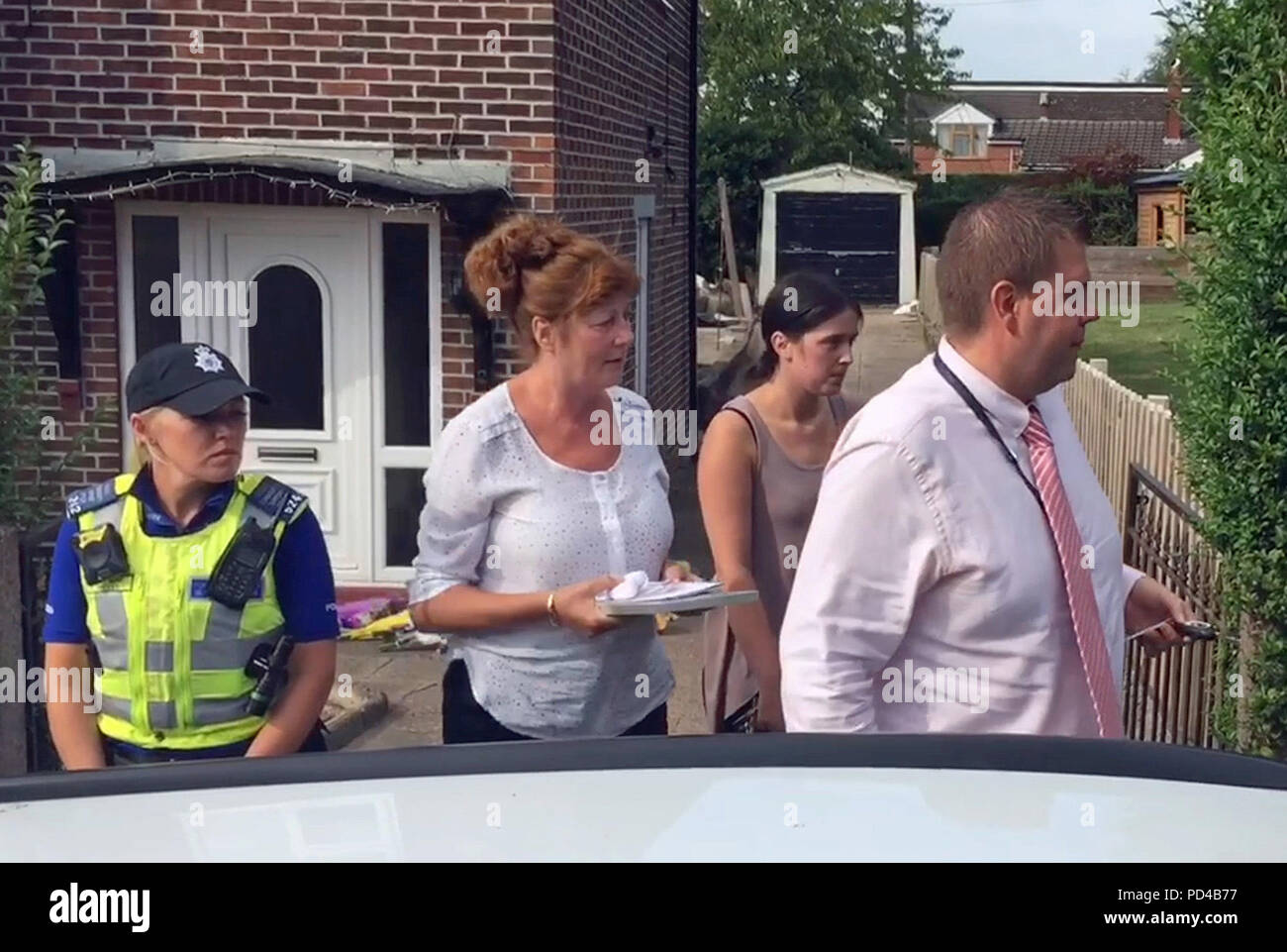 Beste qualität Samantha's Eastwood Schwester Gemma Eastwood (Zweiter von rechts) fährt nach einem Blick auf floral Tribute und Karten im Haus der ermordeten Hebamme in Stoke-on-Trent. Stockfoto