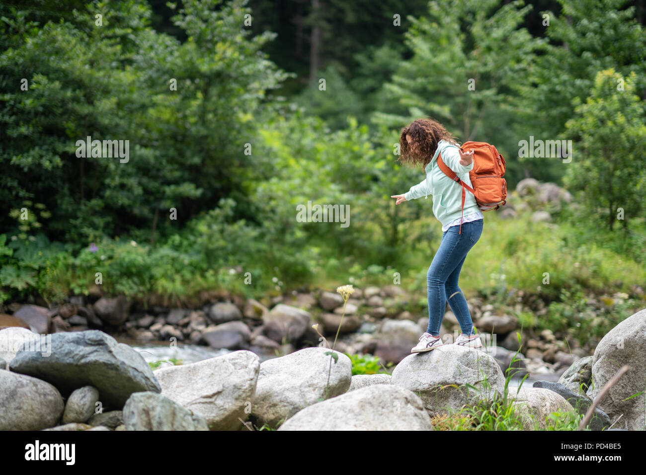Touristische Frau sind Wandern am Wasserfall in der Natur. Stockfoto