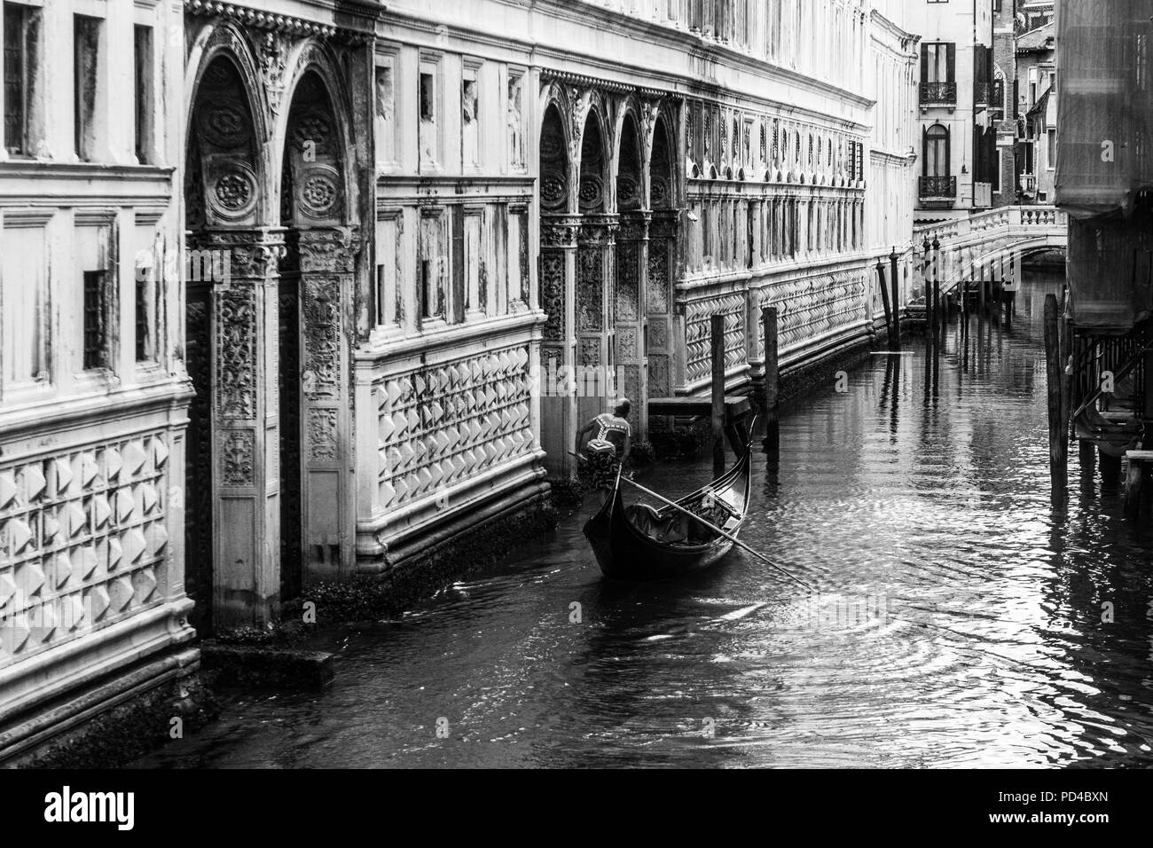 Eine Gondel Segel adie Kanal von der Seufzerbrücke. Stockfoto