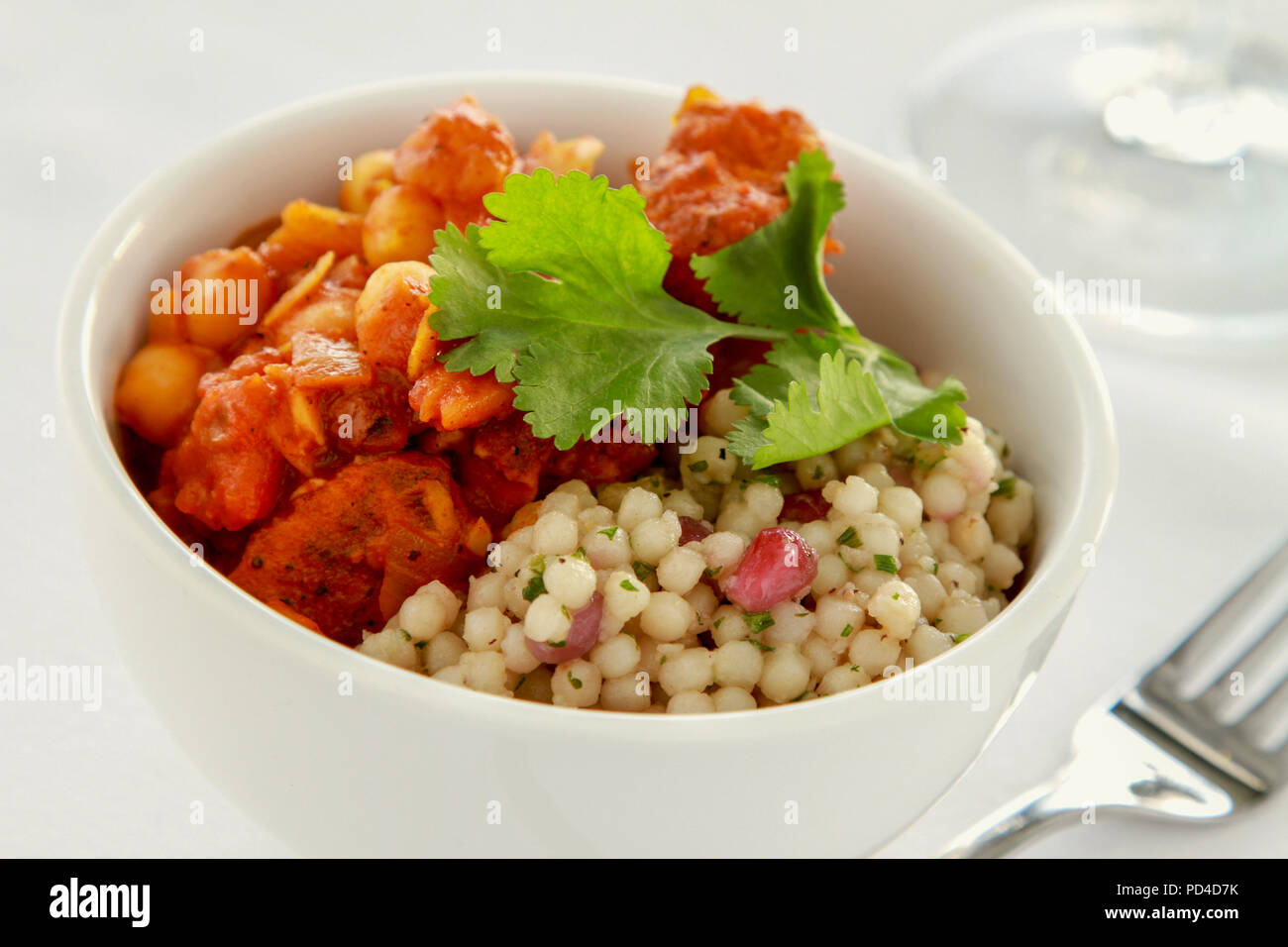 Marokkanische Hähnchen-tajine mit riesigen Couscous Stockfoto