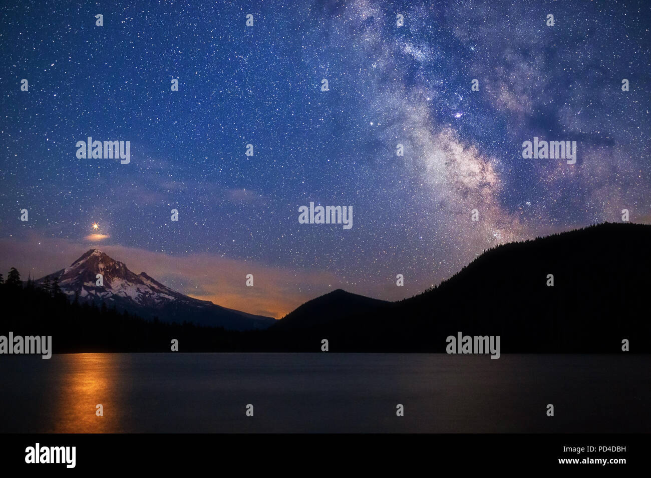 Mars steigt über Mt. Kapuze mit der Milchstraße und Sternenhimmel aus Lost Lake, Oregon, USA Stockfoto