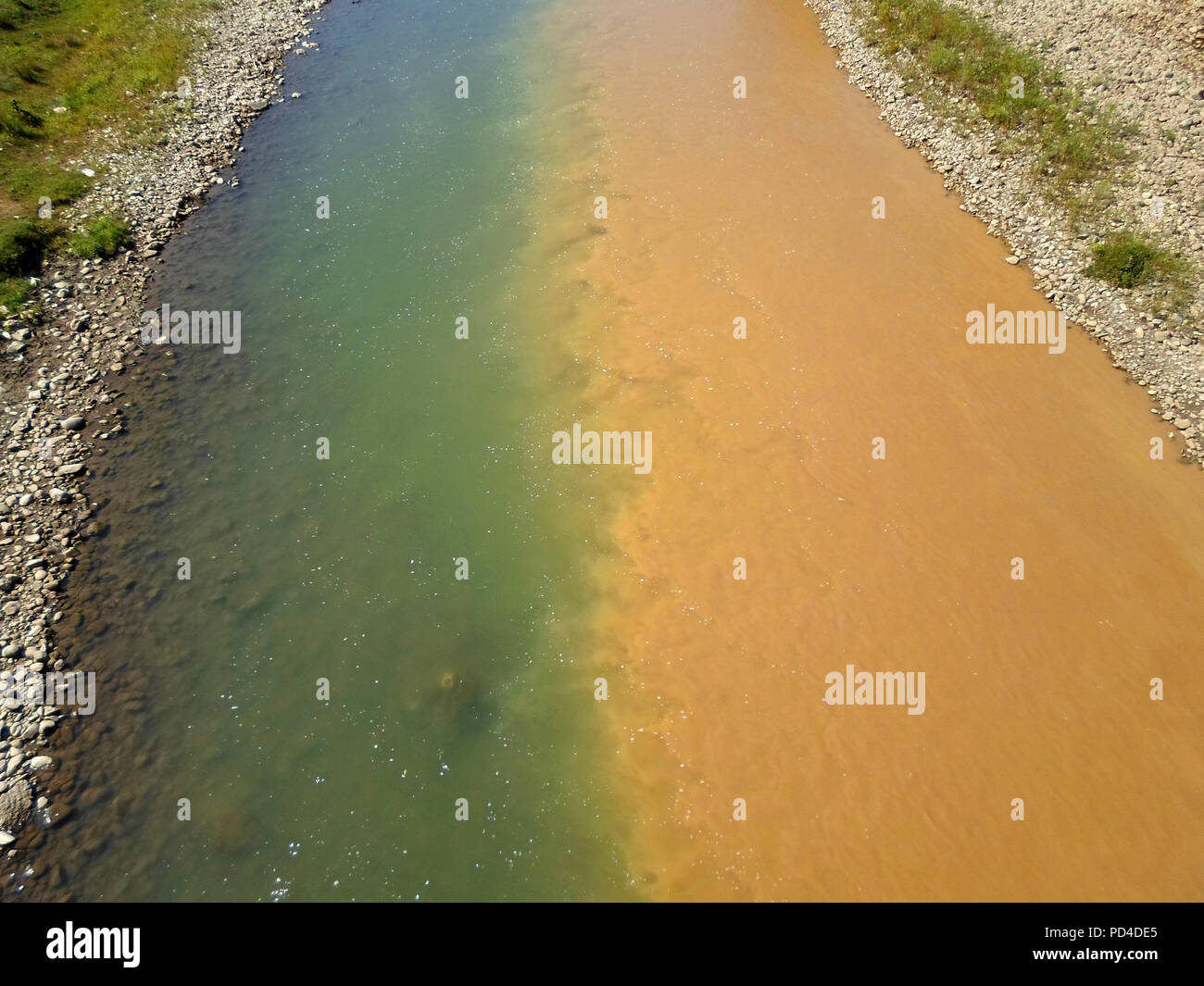 Verschmutzten Fluss, die Hälfte verschmutzt, reinigen Stockfoto