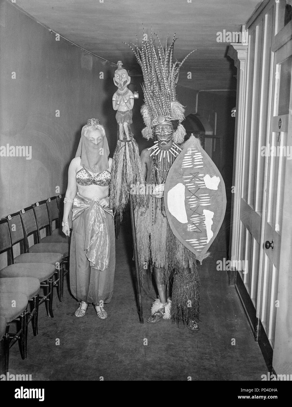 28. September 1946. Die Royal Albert Hall, London, England. Fünf Künste Ball. Die erste Full Scale fancy dress Ball seit dem Ende des Zweiten Weltkriegs, fand in der Royal Free Hospital. Foto zeigt zwei exotischen Nachtschwärmern; Peggy Kremer als Harem Mädchen, und Arthur Kremer als Zulu Häuptling. Stockfoto