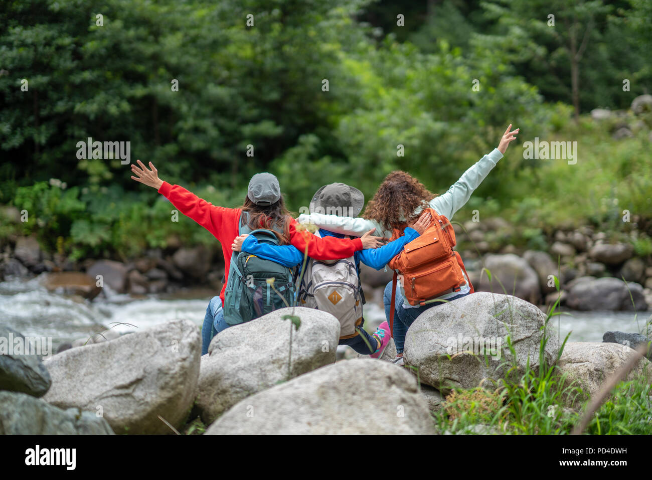 Gruppe von Frauen Freunde Backpacker Reise Reisen und Camping im Wald in Wochenende Sommer - Lifestyle und Freizeit Konzept. Stockfoto