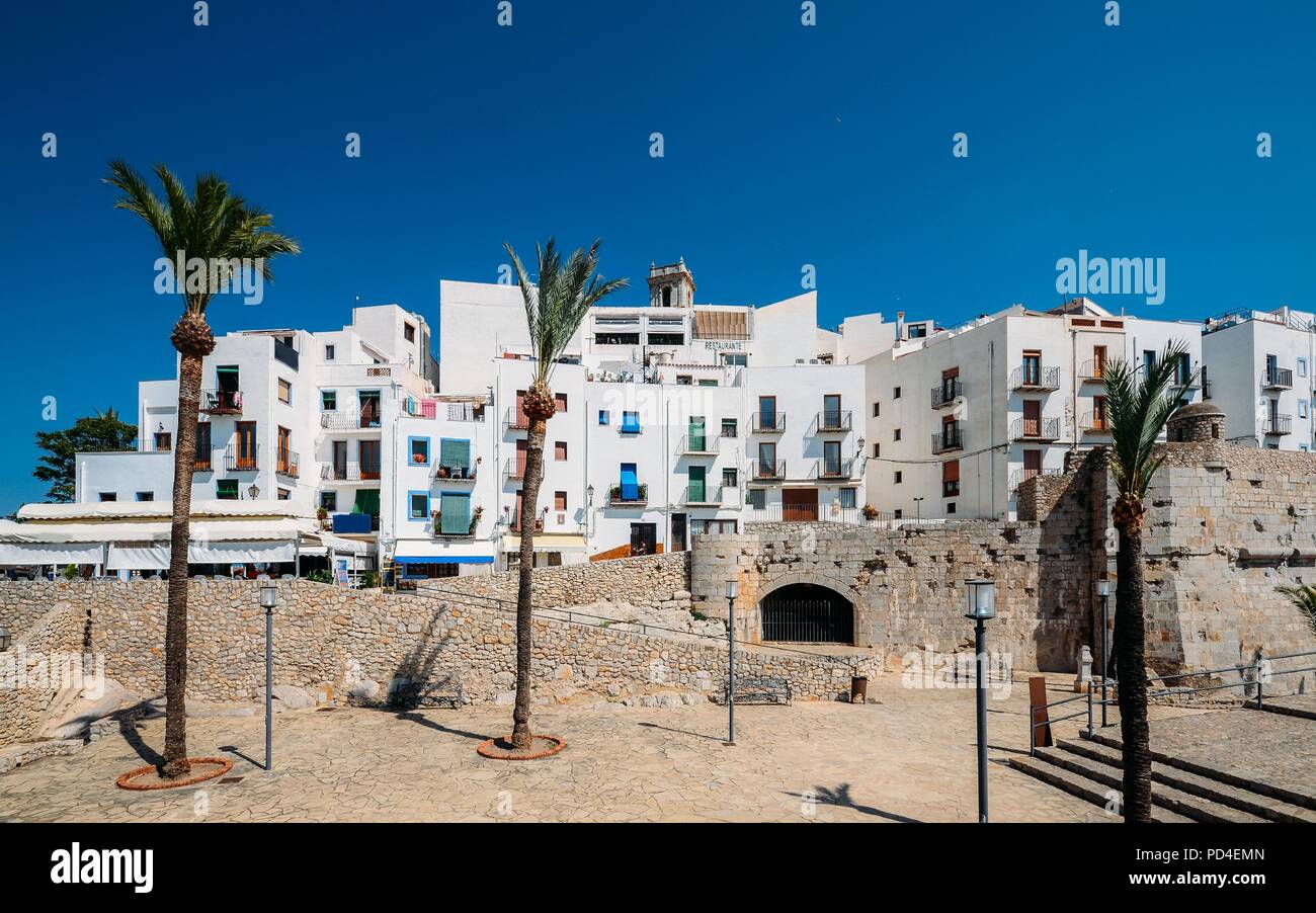 Wohnsitze in Peniscola, Castellon, Spanien, eine Zitadelle aus dem 13. Jahrhundert Stockfoto