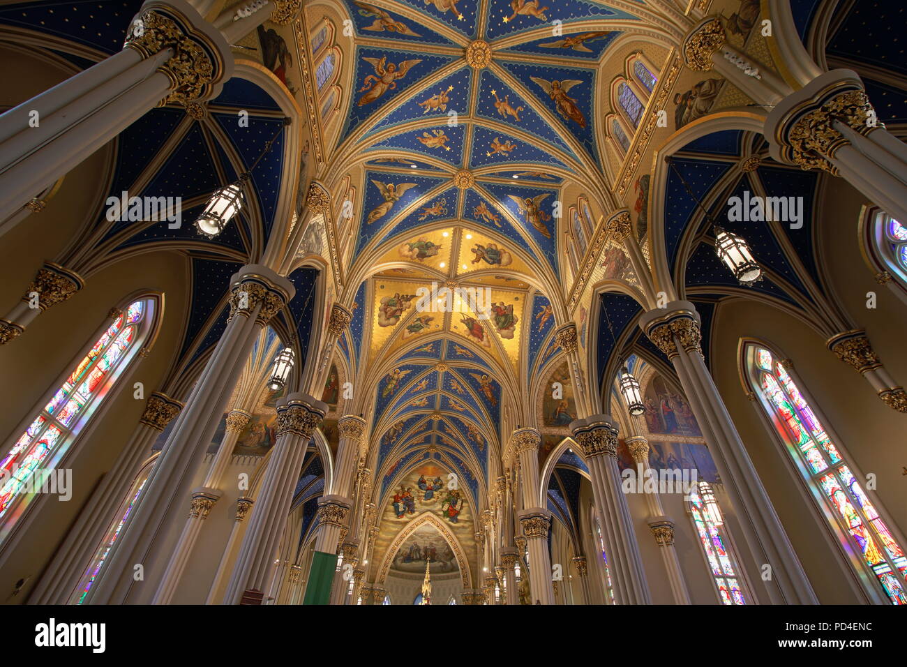 Notre Dame - ca. August 2018: Blaue Kirchenschiff und Flying Buttress der Basilika des Heiligen Herzens an der Universität von Notre Dame ICH Stockfoto