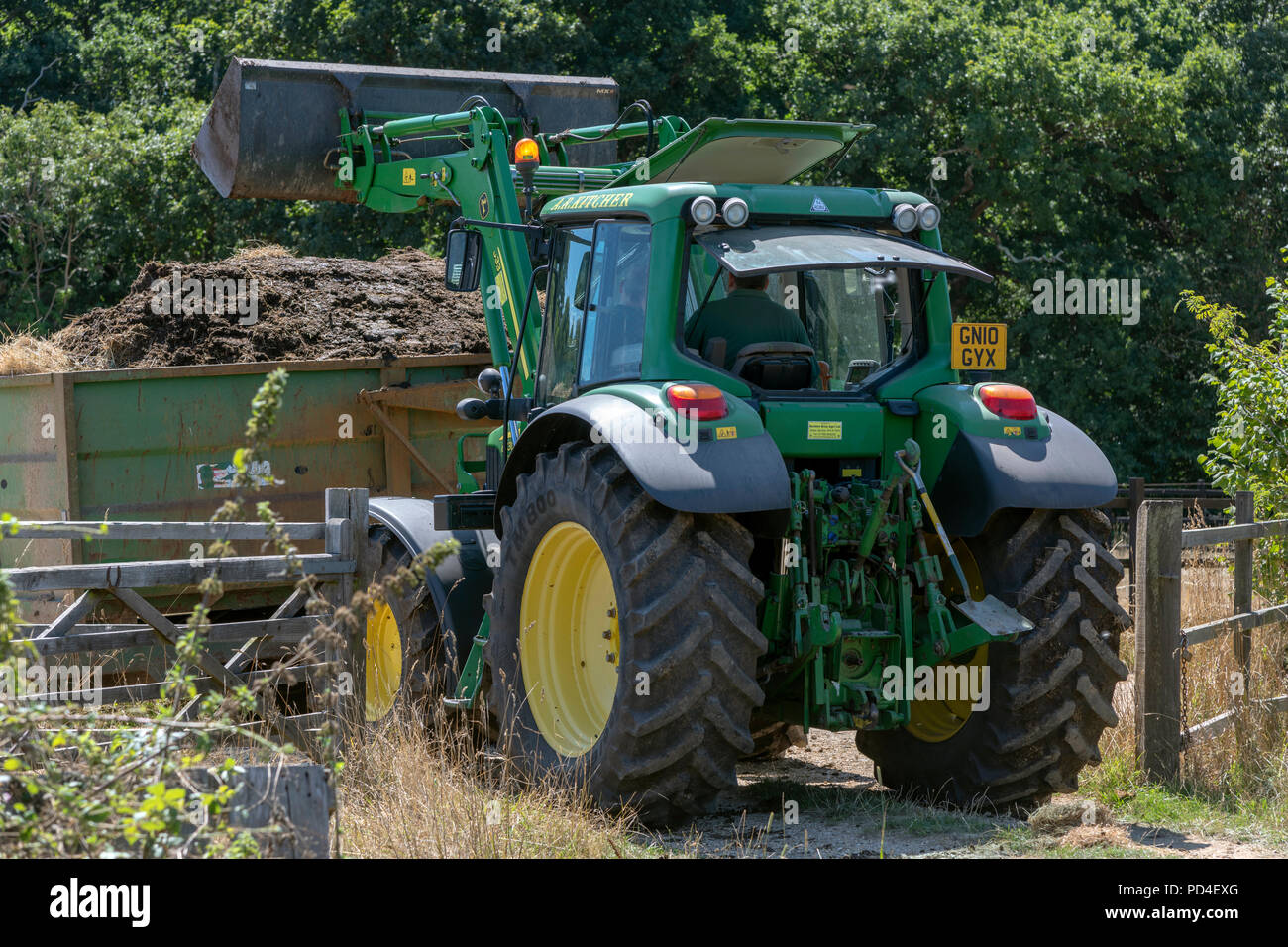 John Deere Traktor 6430 mit JD 633 Lader ausgestattet. Stockfoto