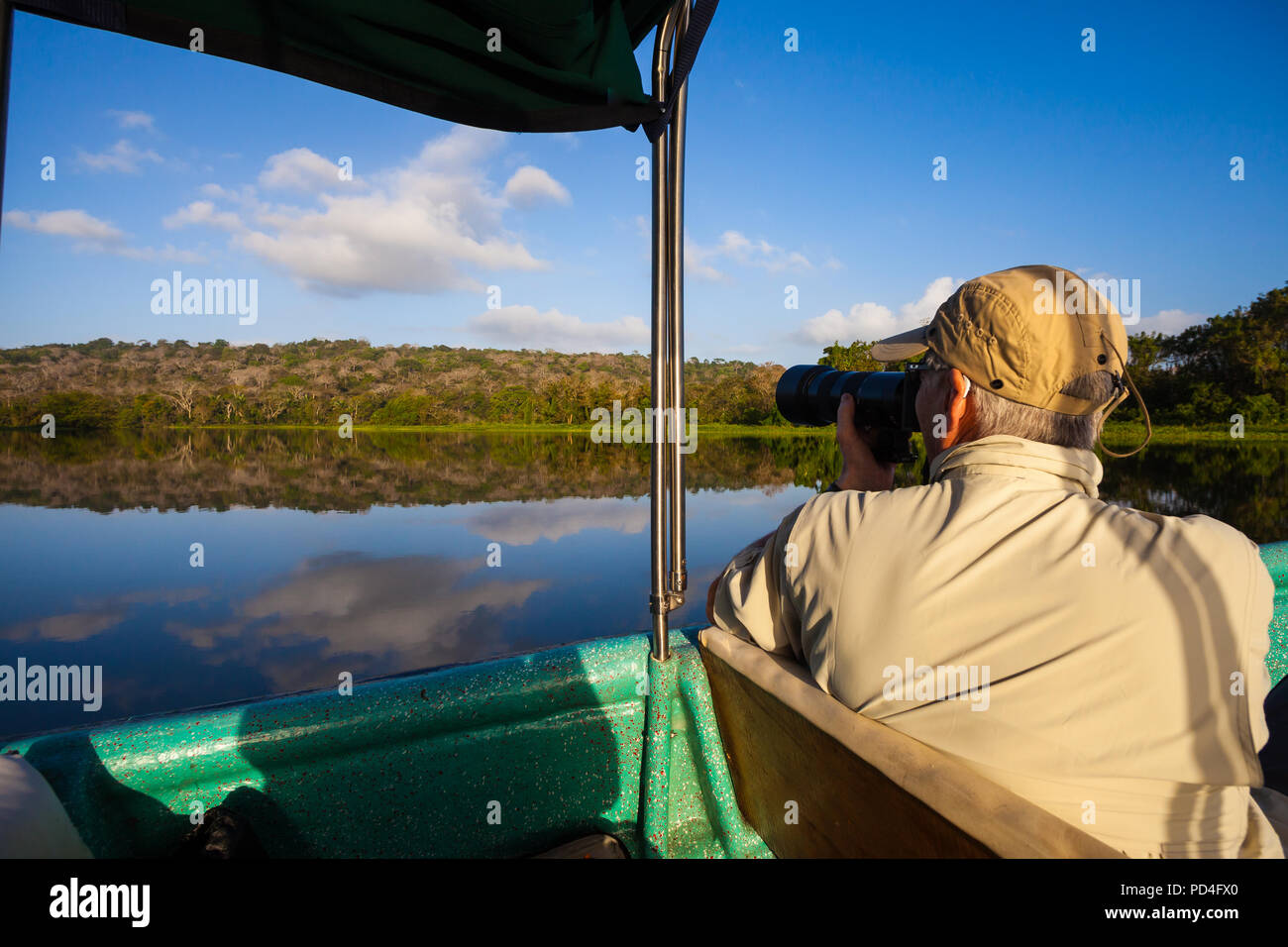 Outdoor-Fotograf, der den Rio Chagres und die umliegenden Regenwälder, Republik Panama, Mittelamerika, erkundet. Stockfoto