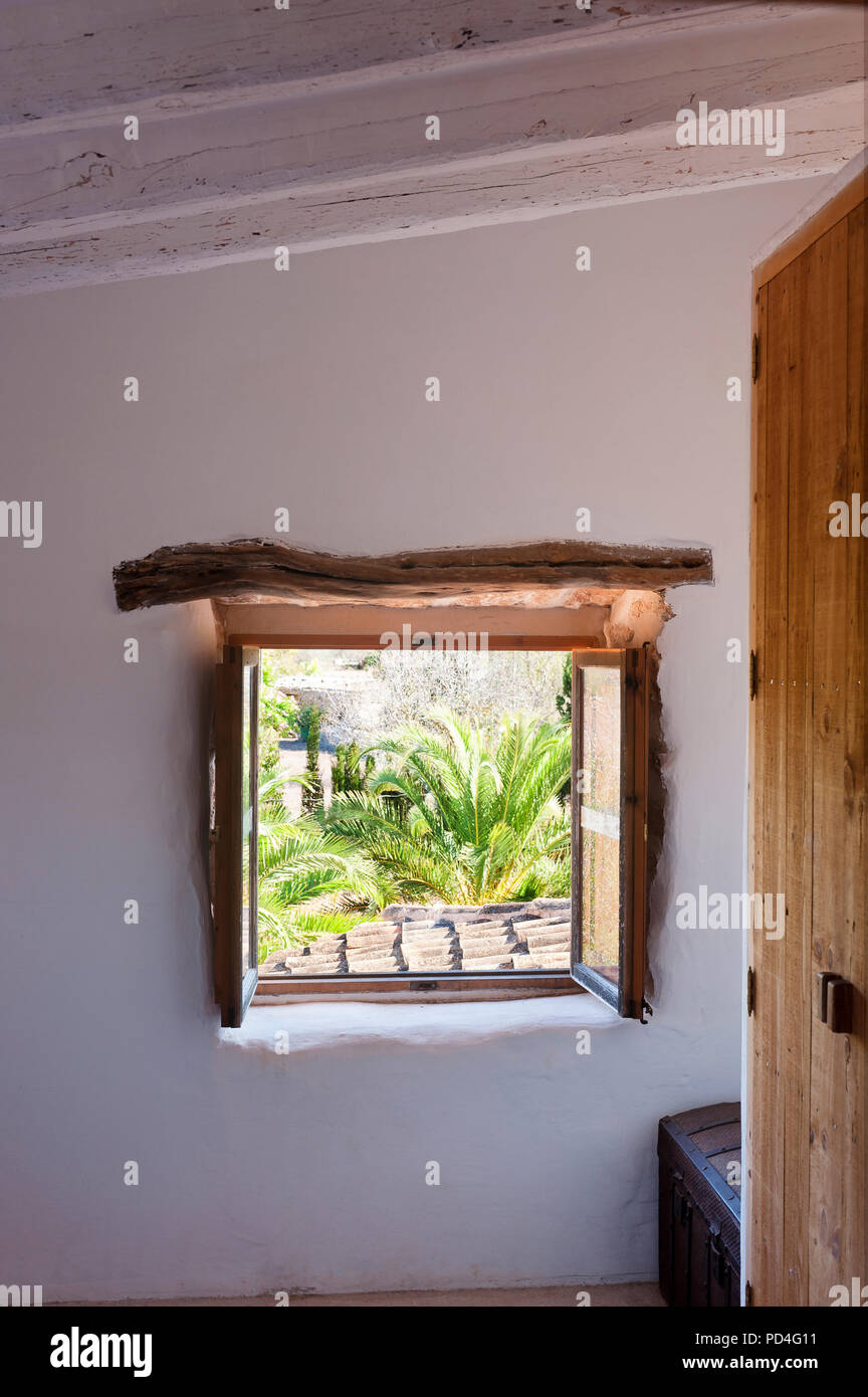 Rustikale Fenster mit Fensterläden aus Holz Stockfoto