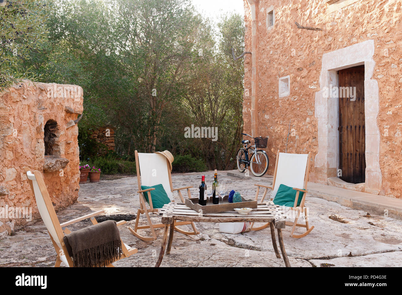 Tisch und Stühle im mediterranen Stil Innenhof Stockfoto