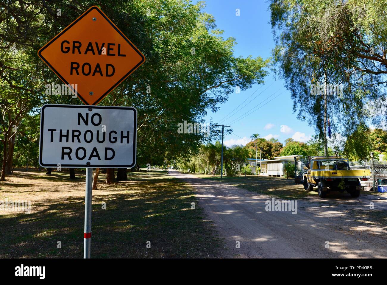 Gravel Road und nicht durch Verkehrszeichen, Toomulla QLD, Australia Stockfoto