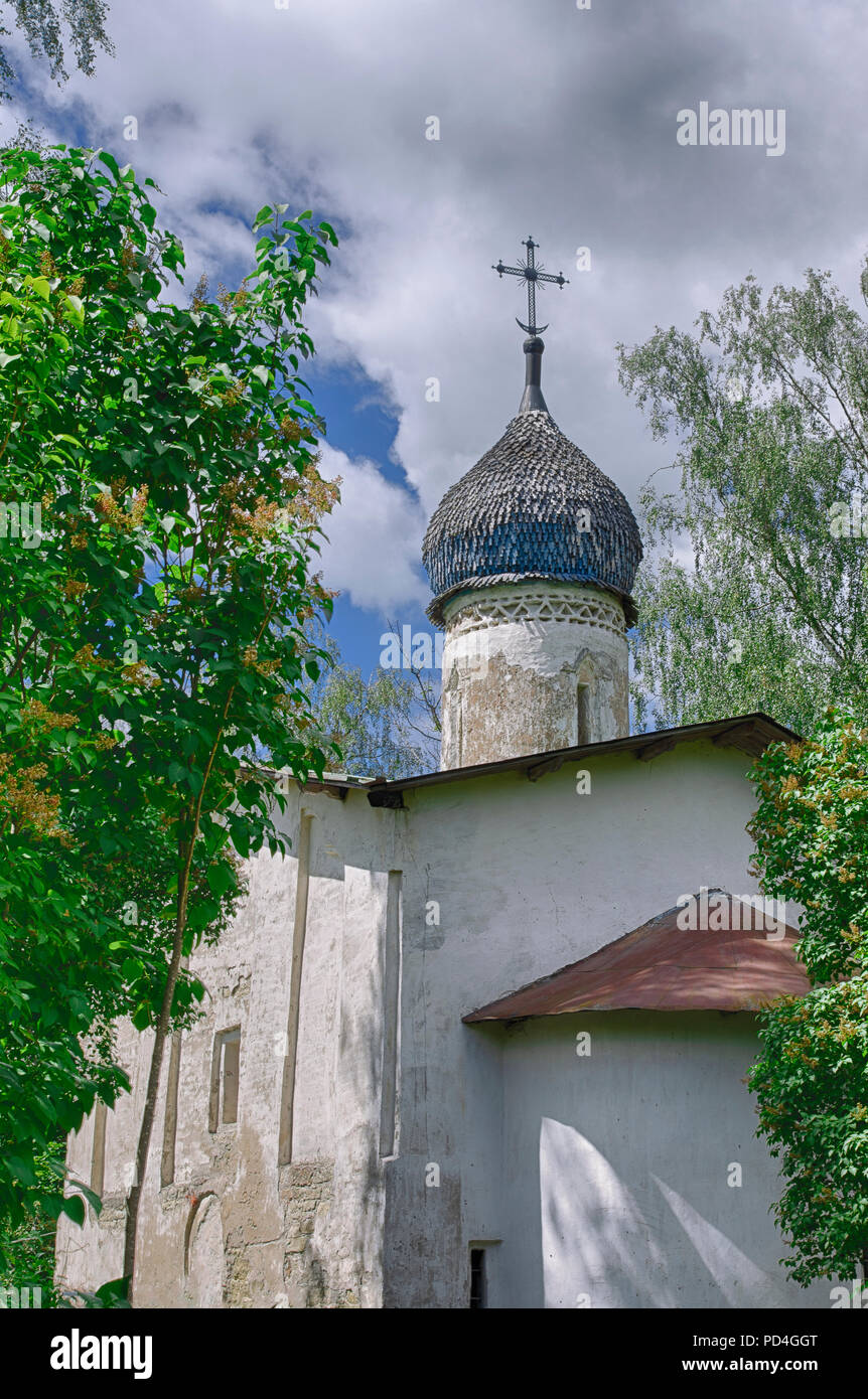 Orthodoxe Kirche der Auferstehung Christi des 15. Jahrhunderts in Pskow (Russland) Stockfoto Orthodoxe Kirche der Auferstehung Christi des 15. Jahrhunderts in Pskow (Russland) Stockfoto