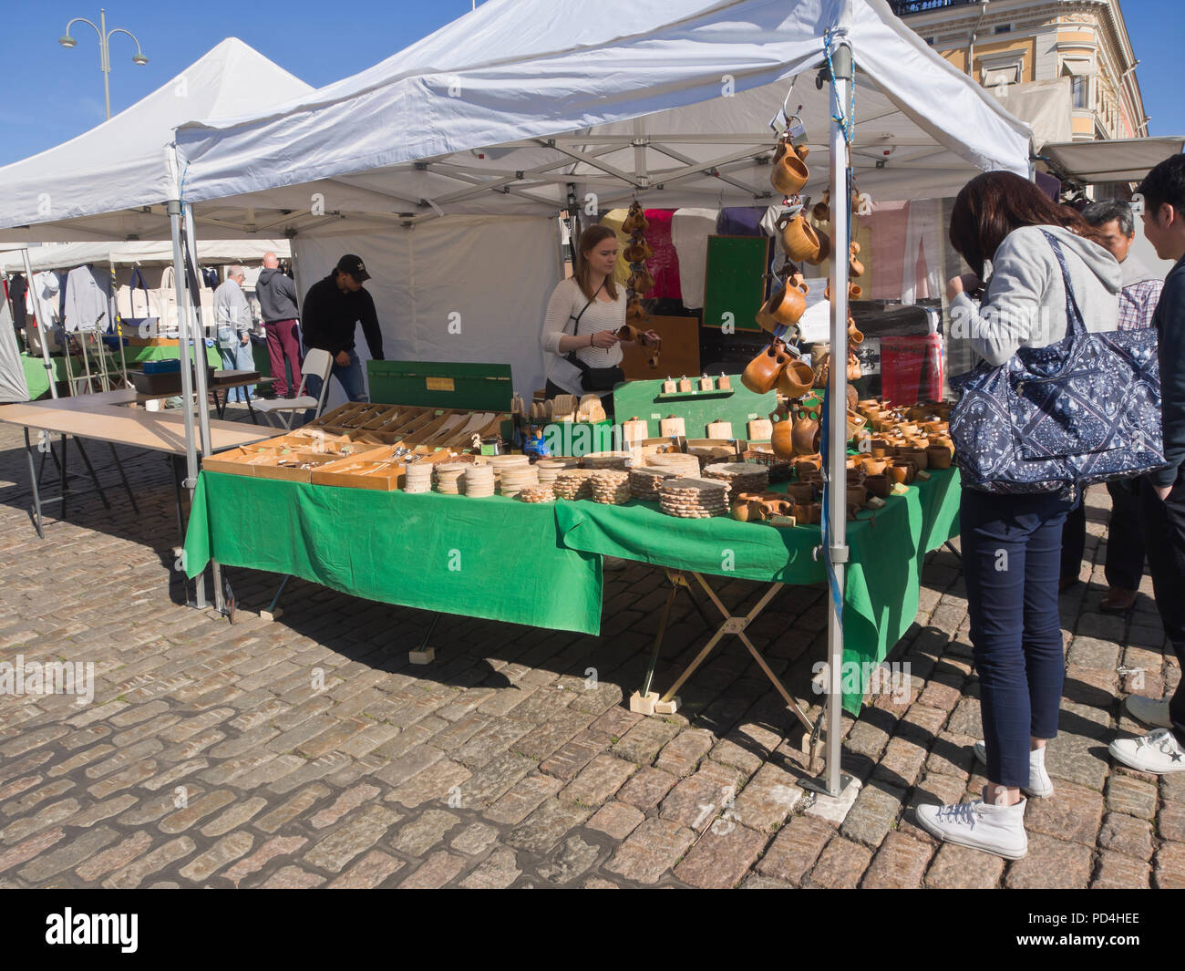 Traditionelle Holz- Handwerk Produkte für Touristen am Kauppatori Marktplatz im Zentrum von Helsinki Finnland verkauft Stockfoto
