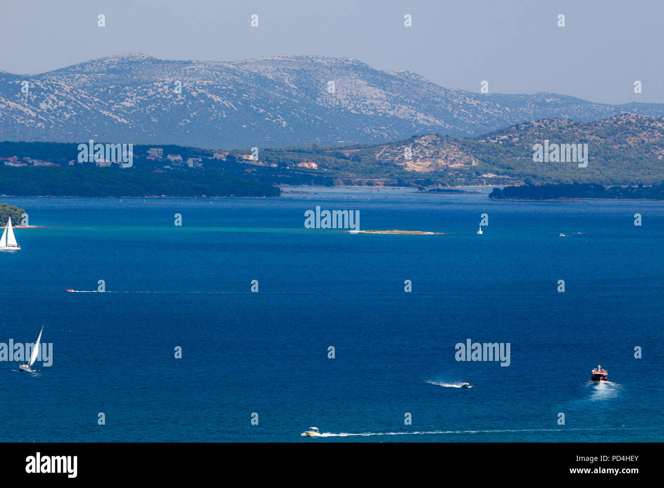 Zadar, Kroatien - 24. Juli 2018: die malerischen Blick auf die kroatische Küste und Zadar region Insel Pasman Stockfoto