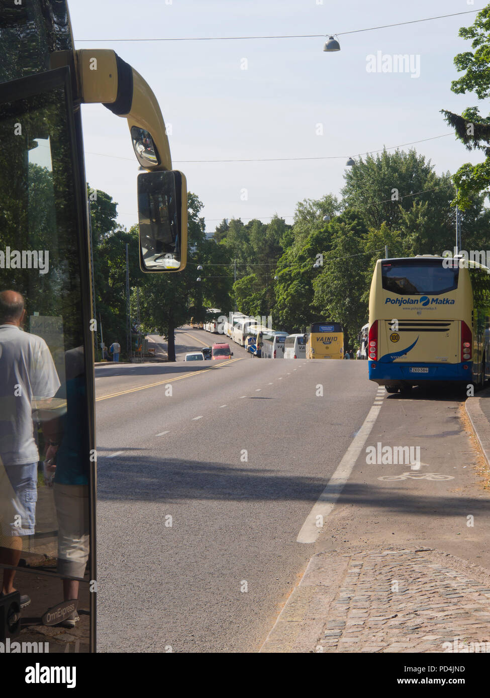 Die Sibelius Monument in Finnlands Hauptstadt Helsinki ist ein touristischer Magnet mit Reihen von Sightseeing Busse am Straßenrand Stockfoto