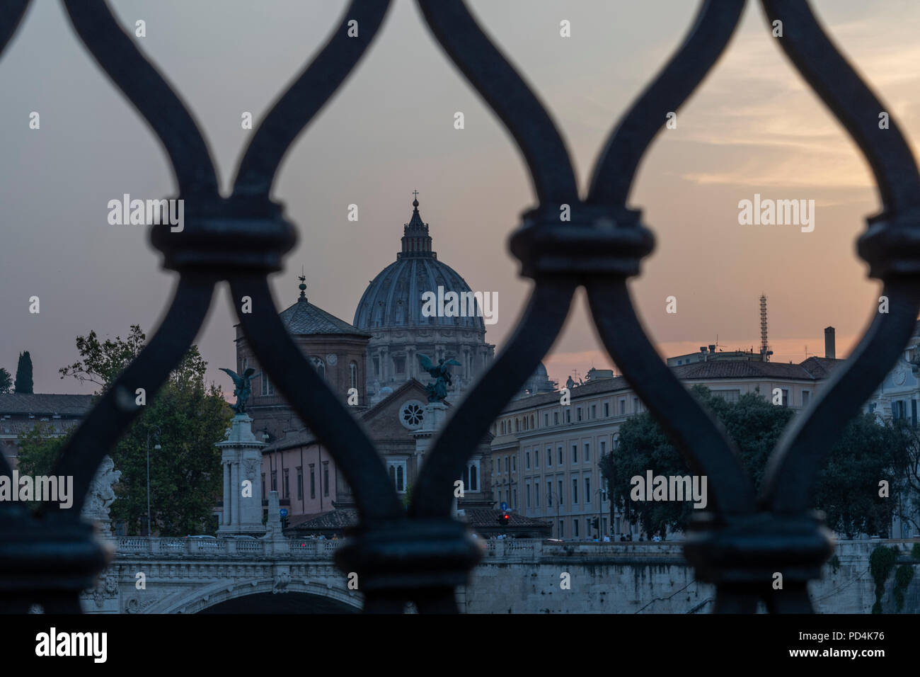 Città del Vaticano Al Tramonto, Roma, Ponte Sant'Angelo/Vatikanstadt Sonnenuntergang, Rom, Saint Angel's Bridge Stockfoto