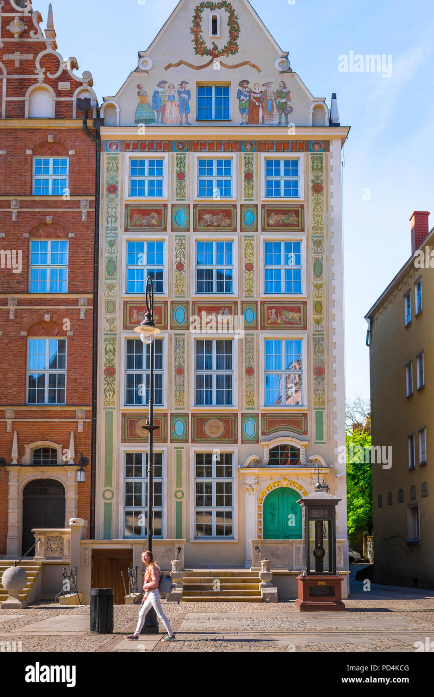 Blick auf einen typischen hohen Haus die Auskleidung der königliche Weg in der Altstadt von Danzig, Pommern, Polen. Stockfoto