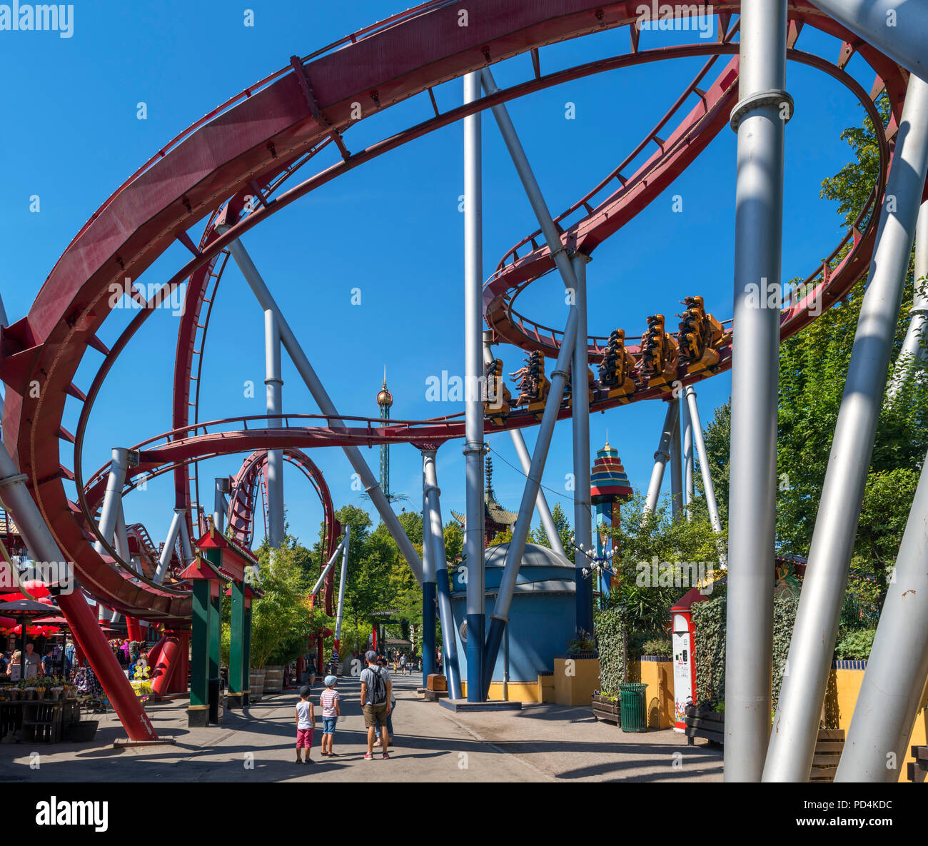 Tivoli Kopenhagen. Der Dämon Achterbahn in Tivoli, Kopenhagen, Seeland, Dänemark Stockfoto