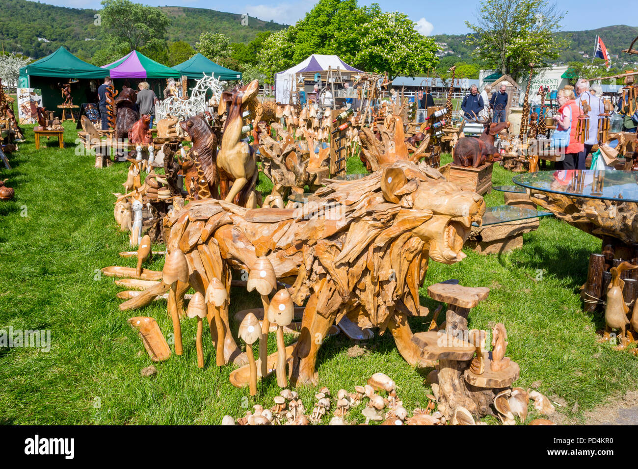 Ein Sortiment von Holz- Tier Skulpturen aus Holz an die 2018 Malvern RHS Frühling zeigen, Worcestershire, England, UK Stockfoto