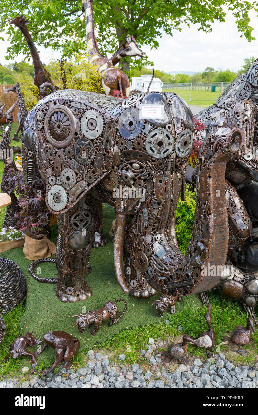 Unglaublich realistische Tierskulpturen aus Metall und Maschinen Teile an die 2018 Malvern RHS Frühling zeigen, Worcestershire, England, UK Stockfoto