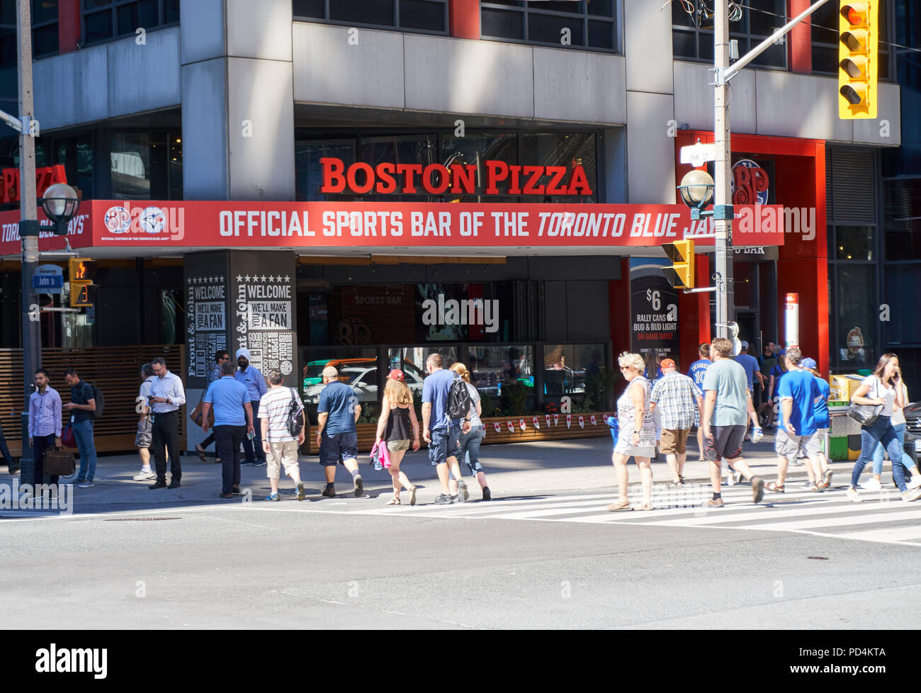 TORONTO, KANADA - 15. JULI 2018: Boston Pizza in Toronto Downtown. Boston Pizza ist eine Familie Restaurant und Sports Bar, tolles Essen, einschließlich Pi Stockfoto
