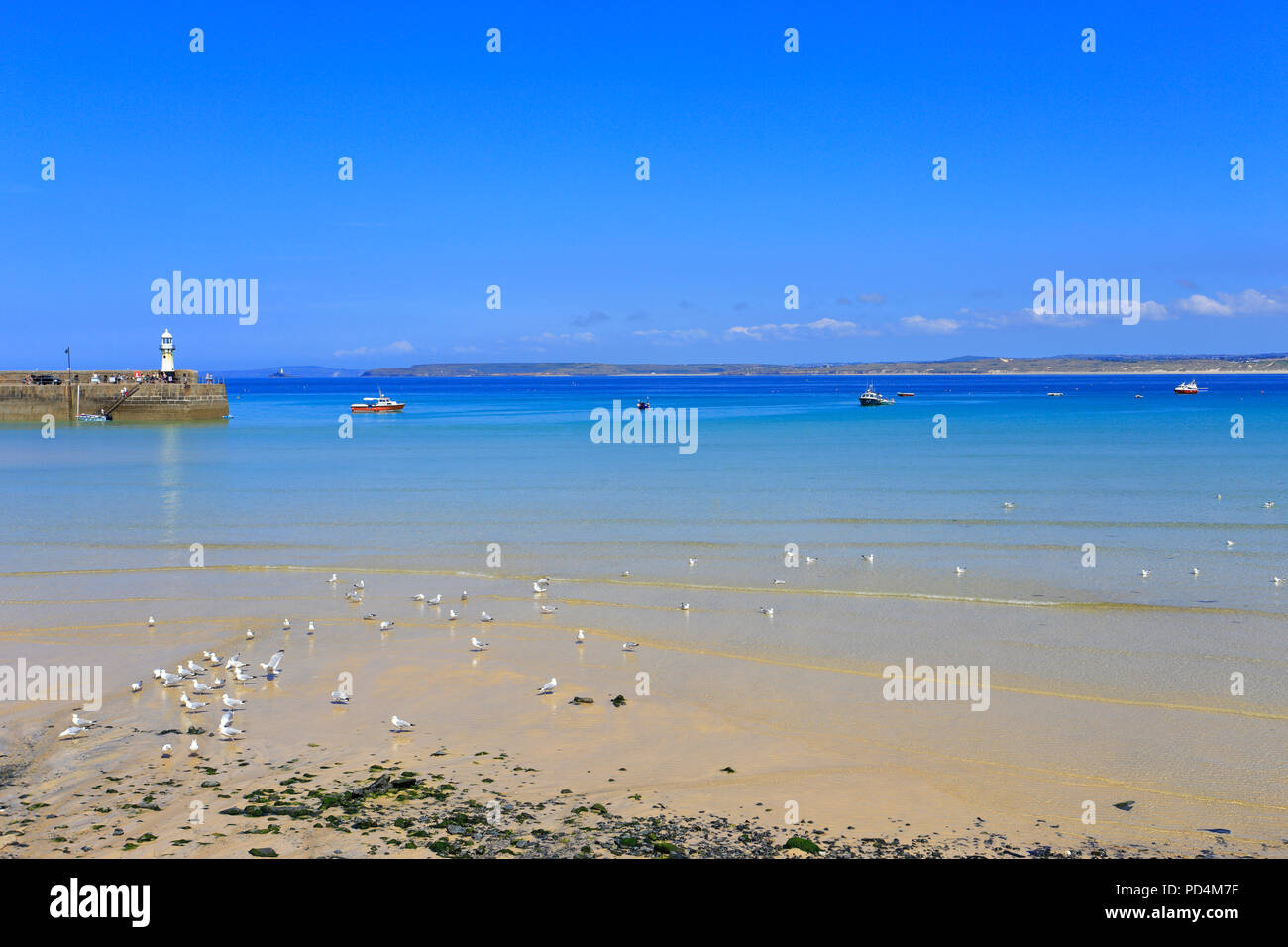 Smeaton's Pier Leuchtturm und die Bucht von St Ives, St Ives, Cornwall, England, Großbritannien. Stockfoto