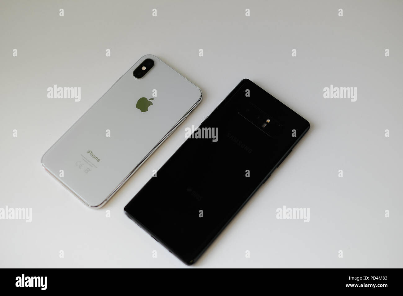 RIGA, 1. NOVEMBER - Neu lancierte Apple iPhone X ist neben Samsung Galaxy 8 für redaktionelle Zwecke angezeigt Stockfoto