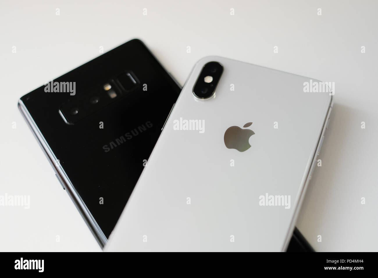 RIGA, 1. NOVEMBER - Neu lancierte Apple iPhone X ist neben Samsung Galaxy 8 für redaktionelle Zwecke angezeigt Stockfoto