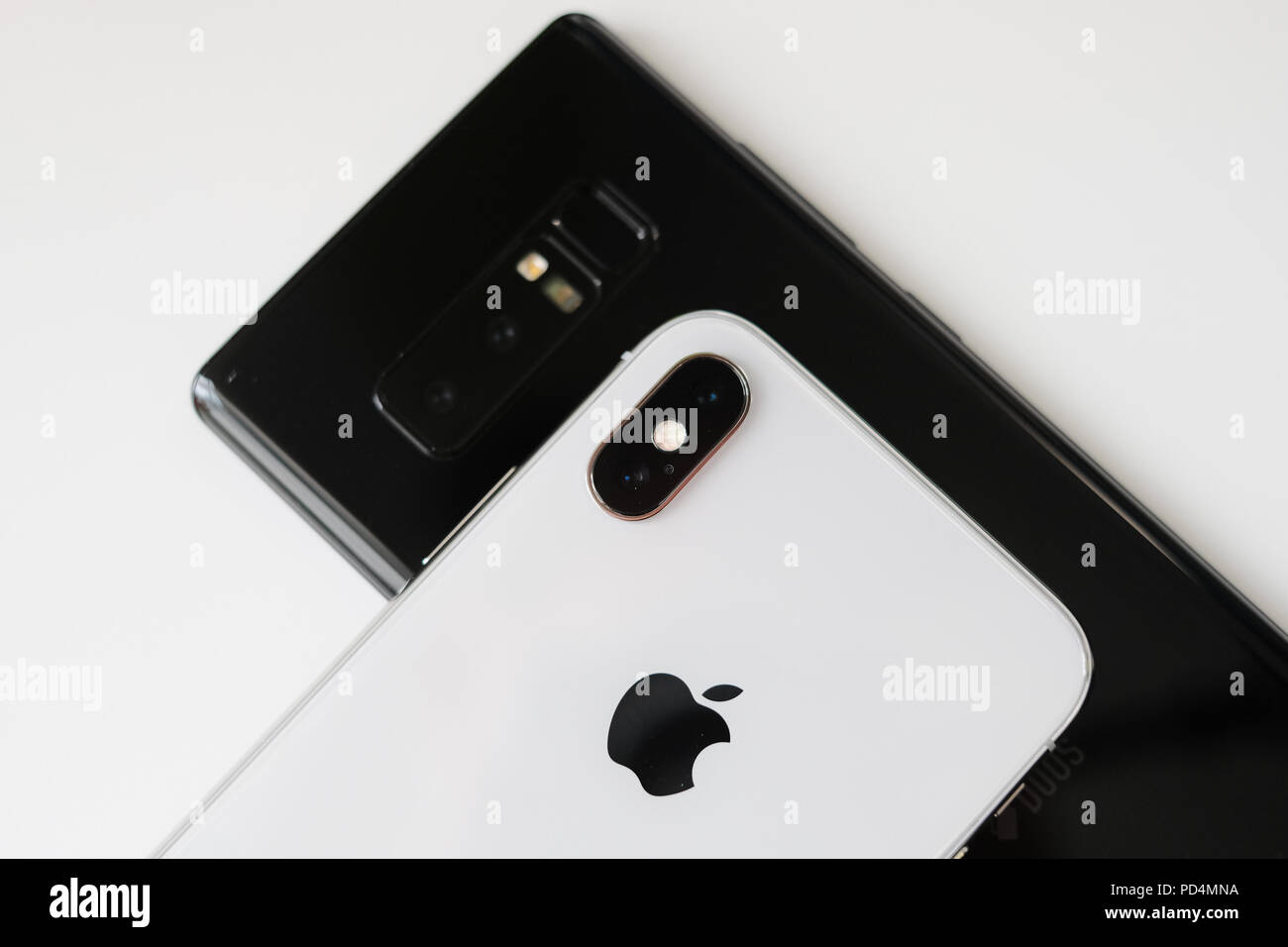RIGA, 1. NOVEMBER - Neu lancierte Apple iPhone X ist neben Samsung Galaxy 8 für redaktionelle Zwecke angezeigt Stockfoto