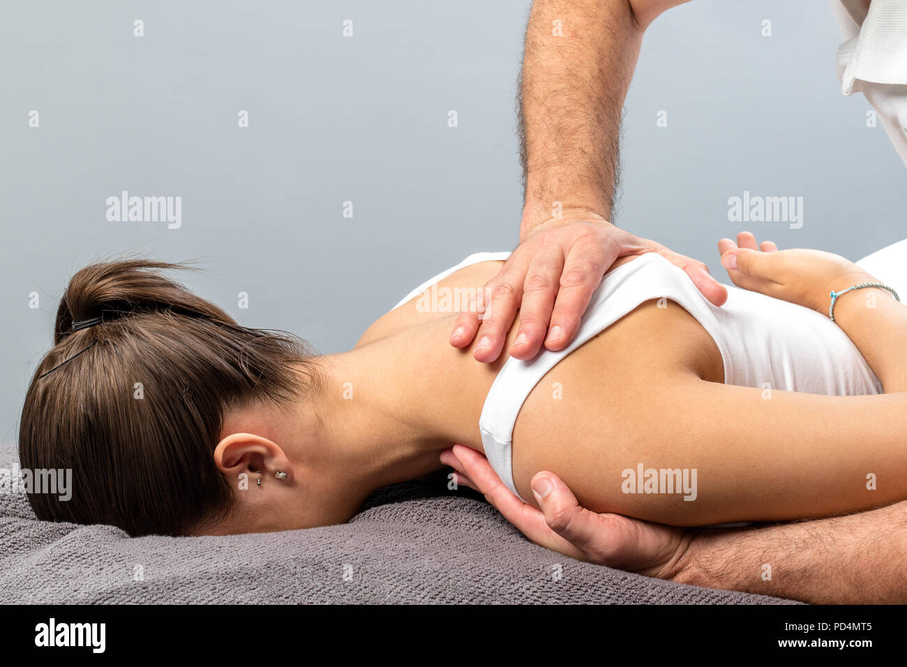 Nahaufnahme Detail mail Physiotherapeut Druck auf weibliche Schulterblatt. Stockfoto