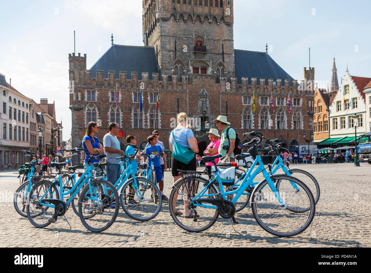 Touristen in Markt außerhalb des von Brügge auf eine Radtour von Brügge, Belgien Stockfoto