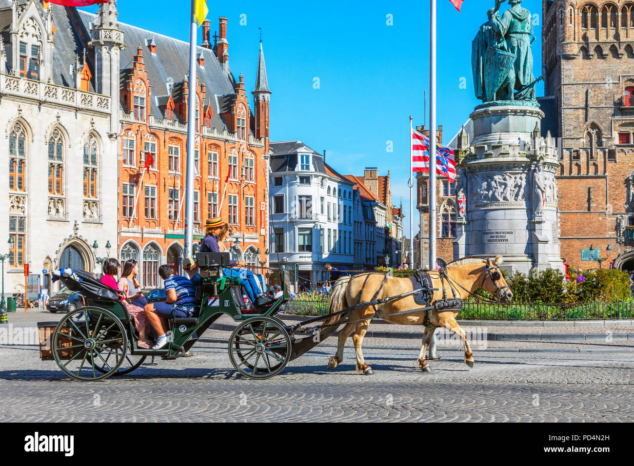 Pferd und Trap Touristen, die für eine Stadtrundfahrt, Markt, Brügge, Belgien Stockfoto