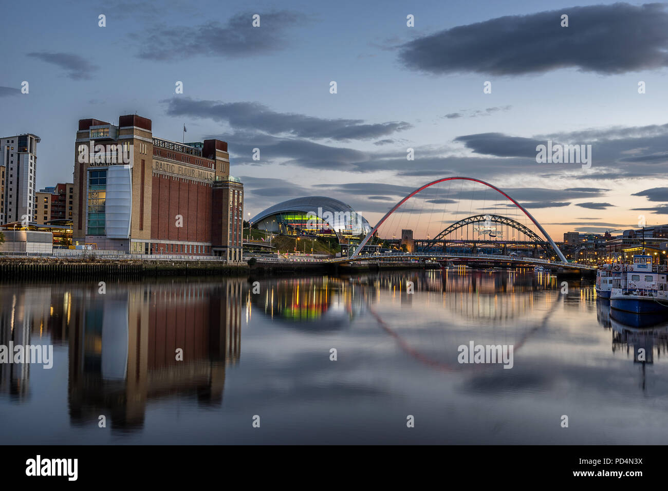 Blick auf den Fluss Tyne in Gateshead Ostsee und Salbei aus Newcastle Quayside Stockfoto