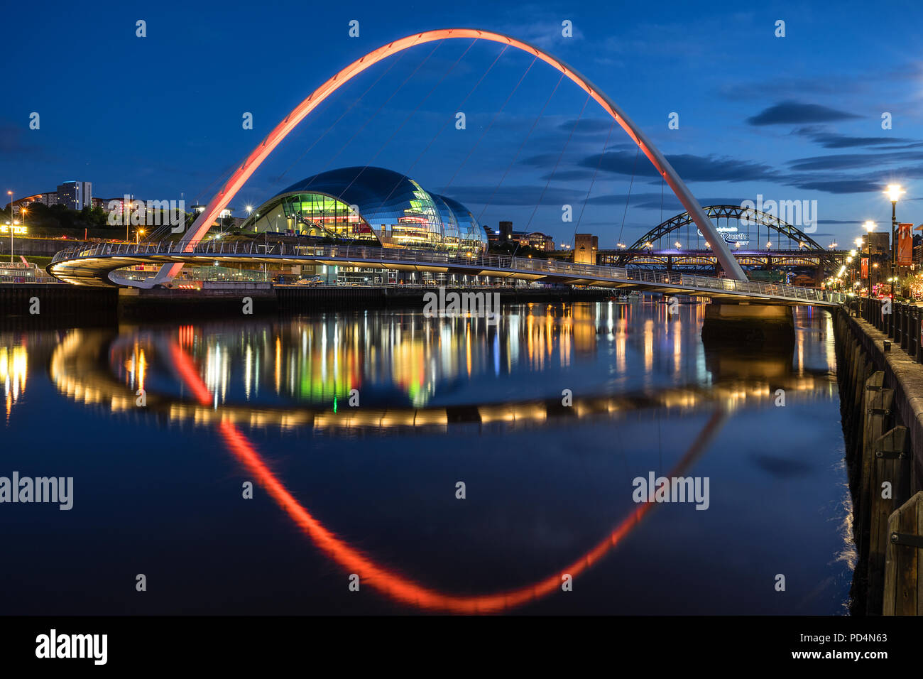 Blick auf den Fluss Tyne in Gateshead Millennium Bridge und Newcastle Stockfoto