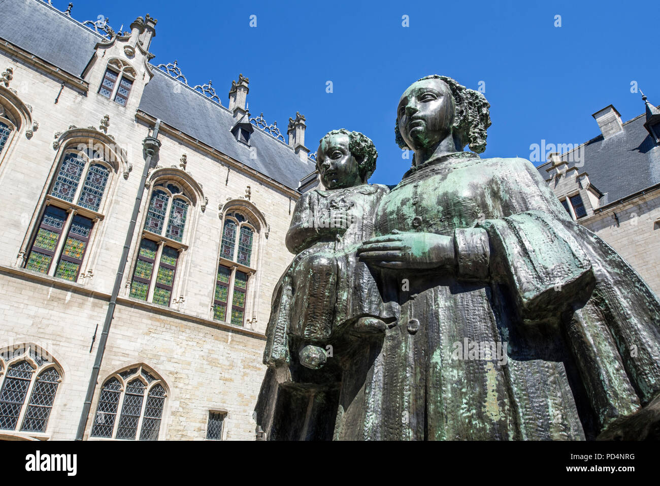 Statue De Moeder / die Mutter von Bildhauer Ernest Wynants im Innenhof des Mechelen/Malines Rathaus, Flandern, Belgien Stockfoto