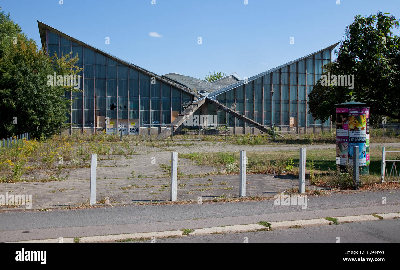 Rotehornpark Mehrzweckhalle HYPARSCHALE Magdeburg 1969 von Ulrich Müther u ein stützenfreier errichtet Innenraum Grundfläche 48 x 48 m Leerstand seit 19. Stockfoto