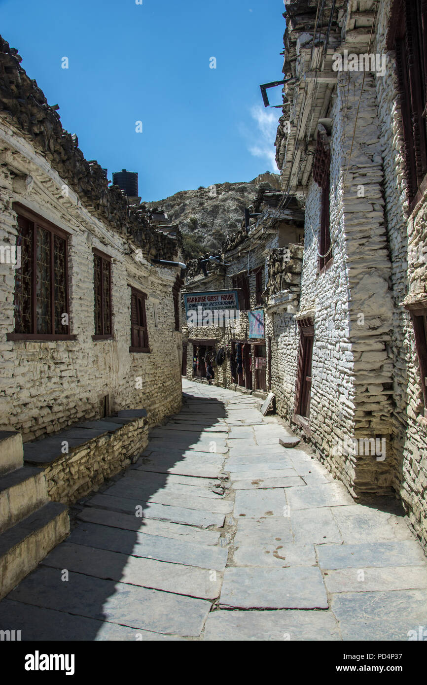 Marfa, Nepal -09.04.2018: Eine schmale Dorfstraße im Bergdorf 9 April 2018 Marfa, Nepal. Stockfoto