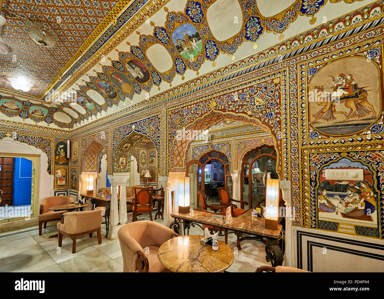 Innere Aufnahme der Wandmalereien im Fort und Hotel castle Mandawa, Mandawa, Shekhawati Region, Rajasthan, Indien Stockfoto