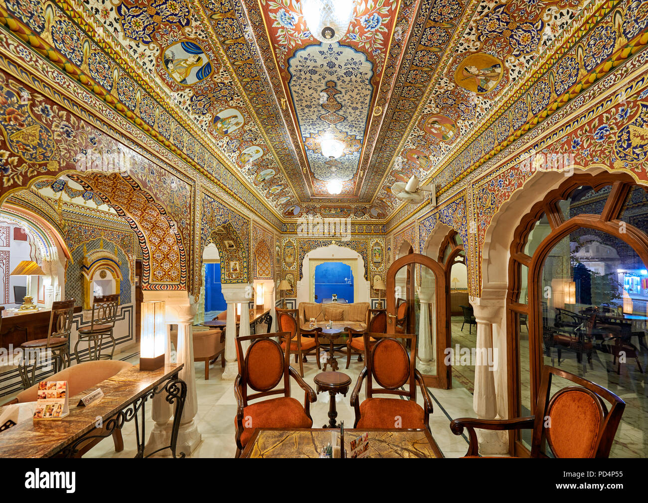 Innere Aufnahme der Wandmalereien im Fort und Hotel castle Mandawa, Mandawa, Shekhawati Region, Rajasthan, Indien Stockfoto