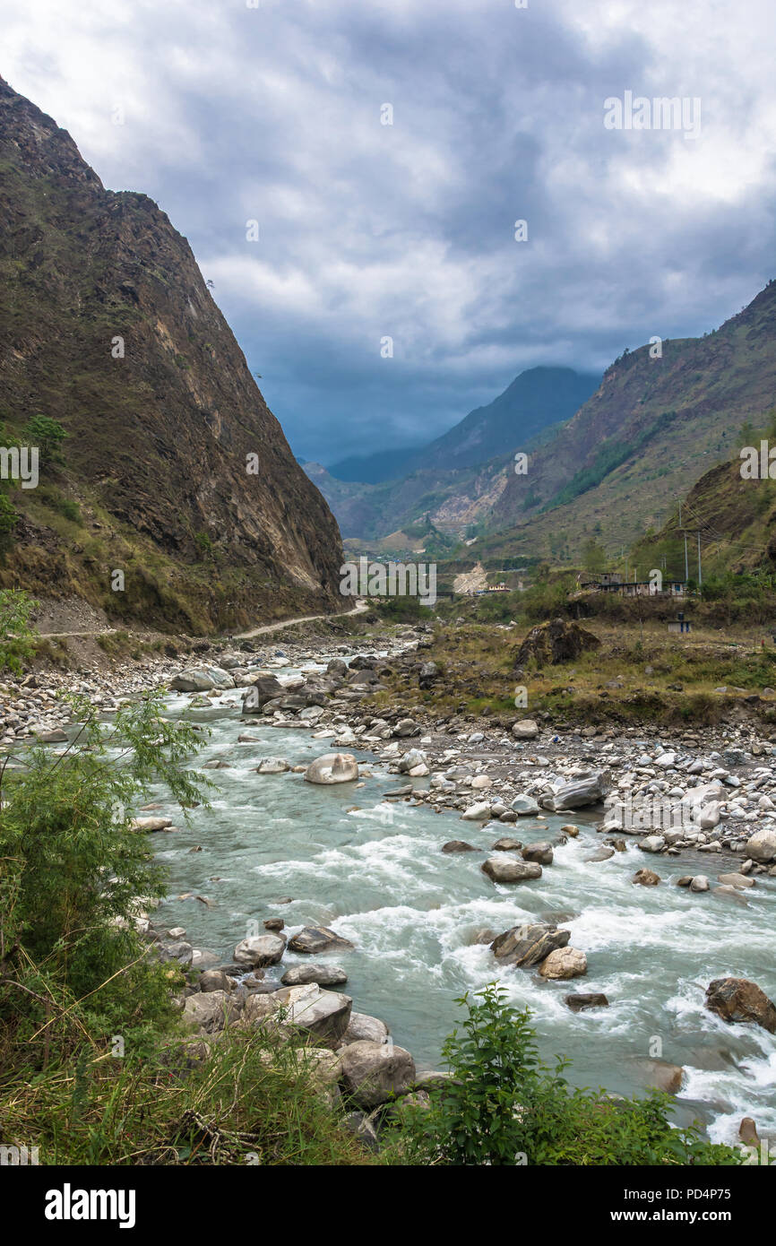 Eine kleine mountain river im Himalaya an einem bewölkten Frühling, Nepal. Stockfoto