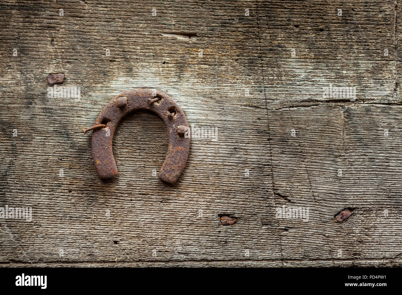 Hufeisen hing am Eingang eines Hauses als abergläubische Geste von Viel Glück. Abruzzen, Italien, Europa Stockfoto