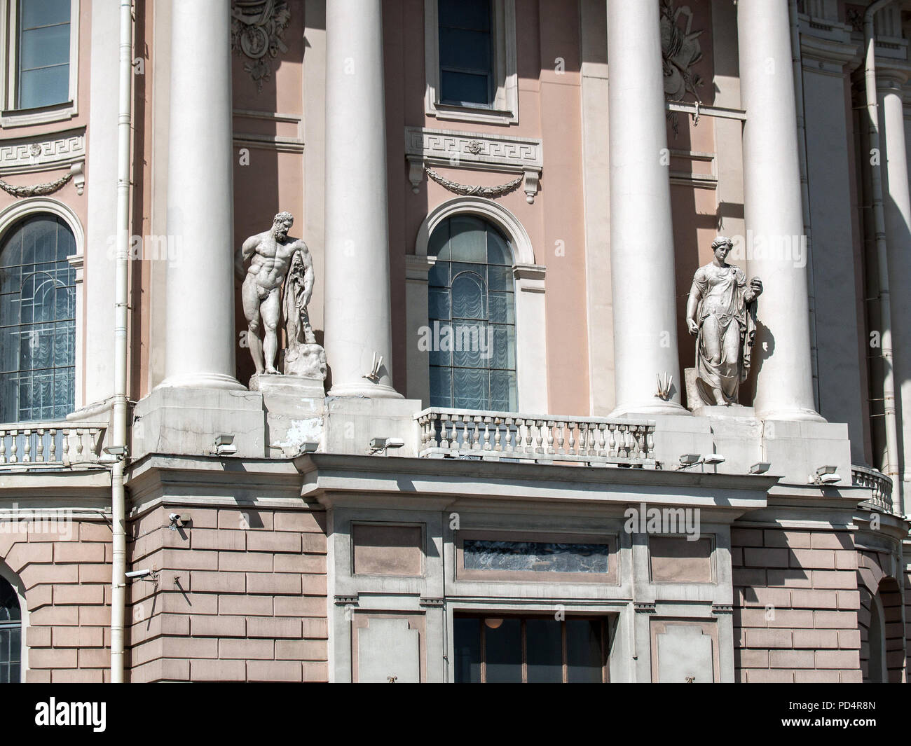 Ein Teil des Gebäudes der Akademie der Künste in St. Petersburg auf der Universität damm Fassade mit Säulen und antiken Skulpturen große Fenster auf Stockfoto