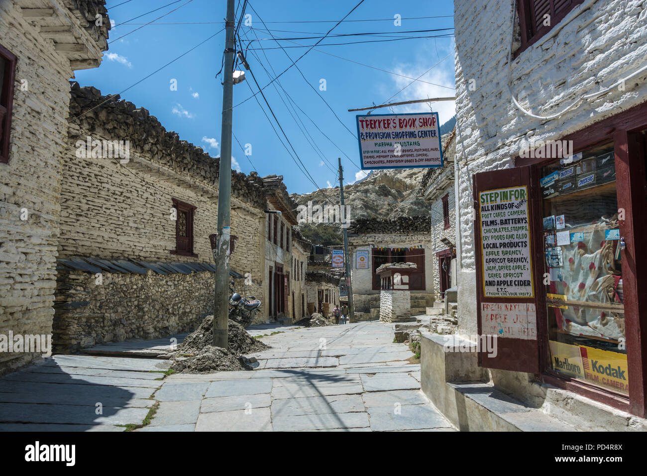 Marfa, Nepal -09.04.2018: Eine schmale Dorfstraße im Bergdorf 9 April 2018 Marfa, Nepal. Stockfoto