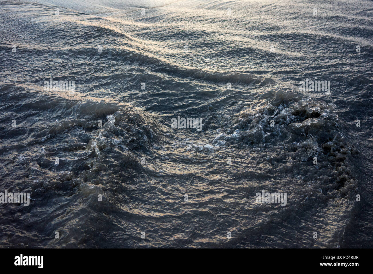 Lebendige Wasser Textur oder Struktur mit kleinen Wellen und Sonnenlicht Stockfoto