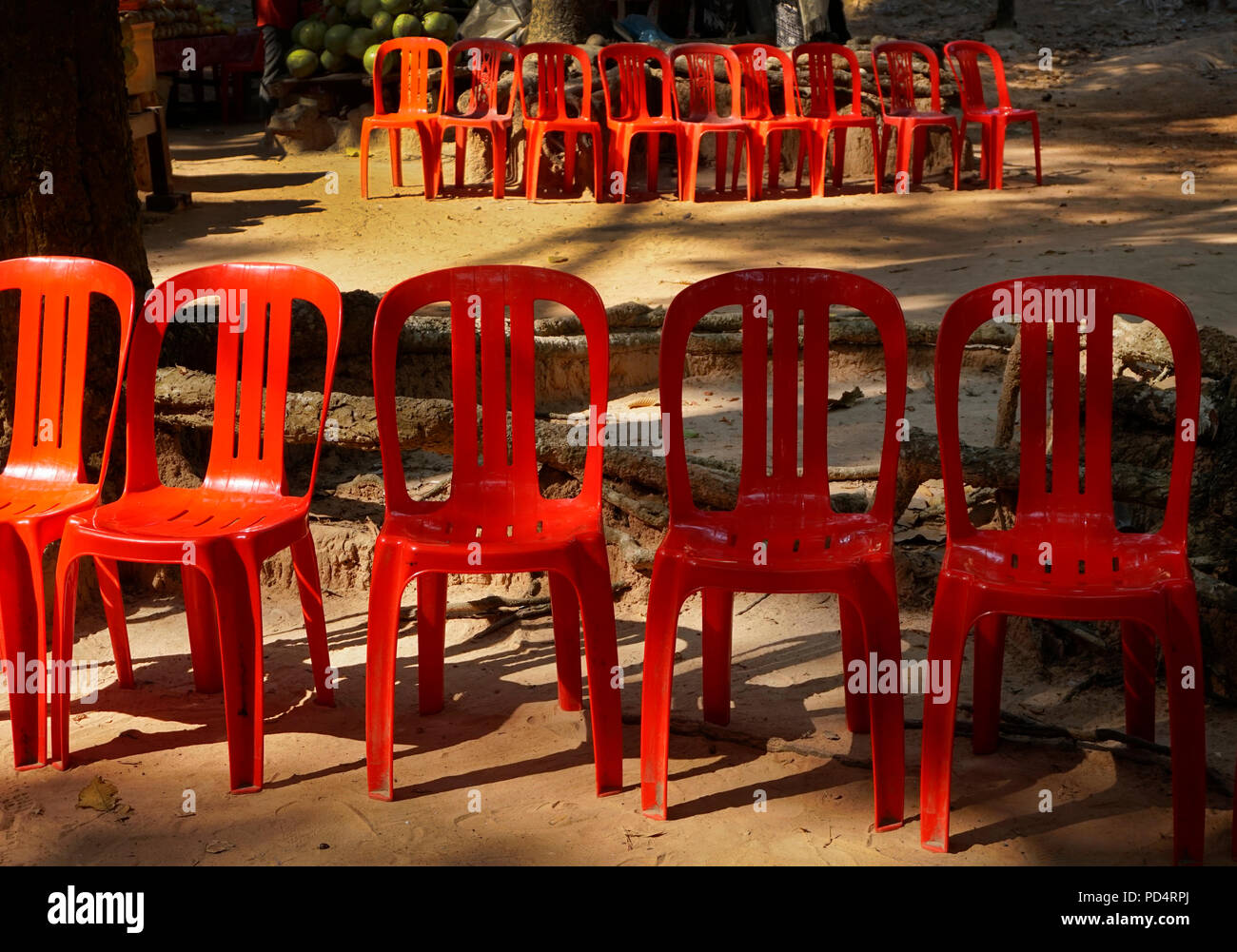 Rote Plastikstühle Stockfoto