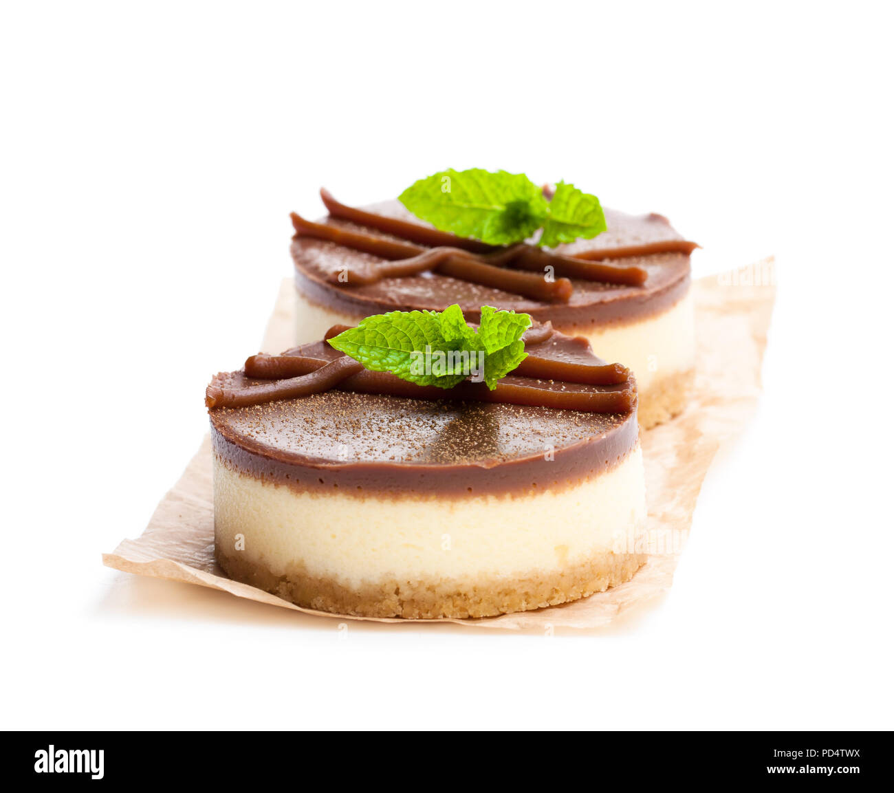 Zwei Mini chocolate Cheesecake isoliert auf weißem Stockfoto