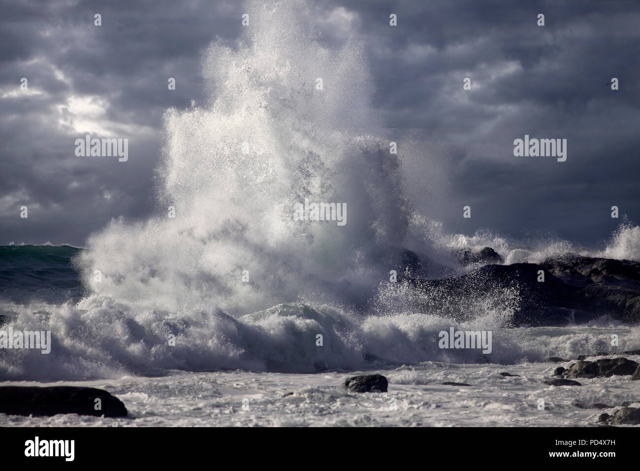 Big Stormy Sea Wave splash gegen die drastischen dunklen Himmel. Nördlichen portugiesischen felsigen Strand. Erweiterte Himmel. Stockfoto