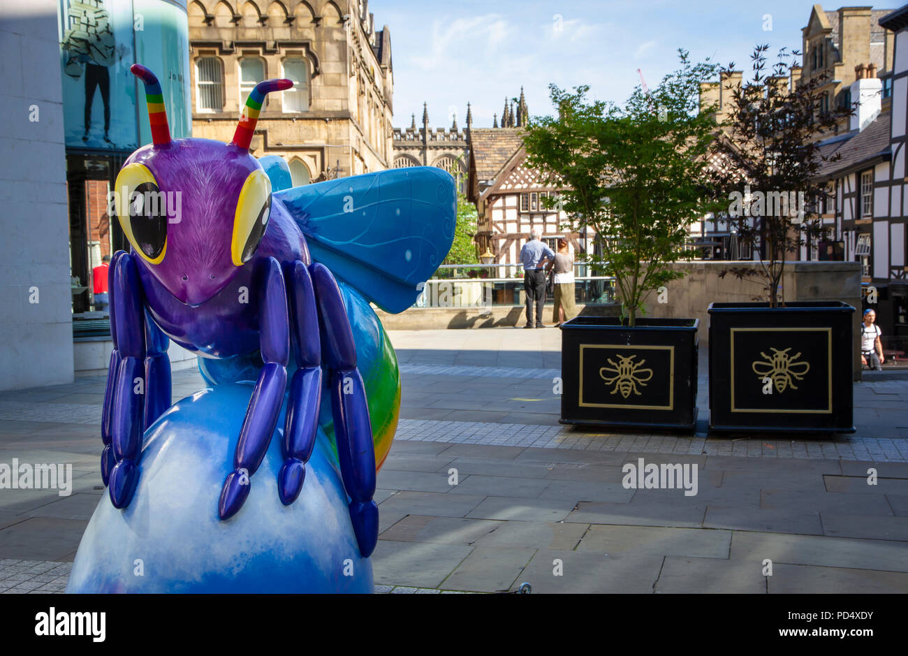 Biene ein Regenbogen! Rachel ein Blackwell. Bee in der Stadt, Kunst im öffentlichen Raum in der Stadt Manchester. Über 100 Bienen auf einer freien Family Fun Trail. Stockfoto